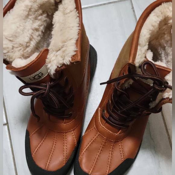 UGG-Vibram Women's Tan Leather and Black Lace-Up Winter Boots- Sheepskin SZ 7 - Picture 3 of 12